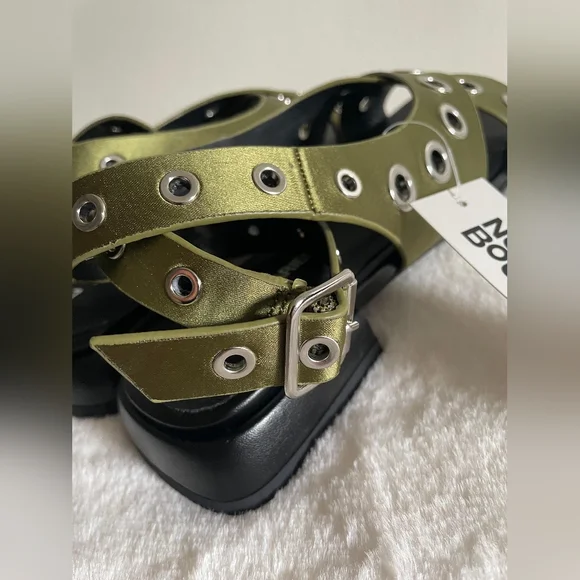 No Boundaries Olive Green Sandals - Picture 5 of 8